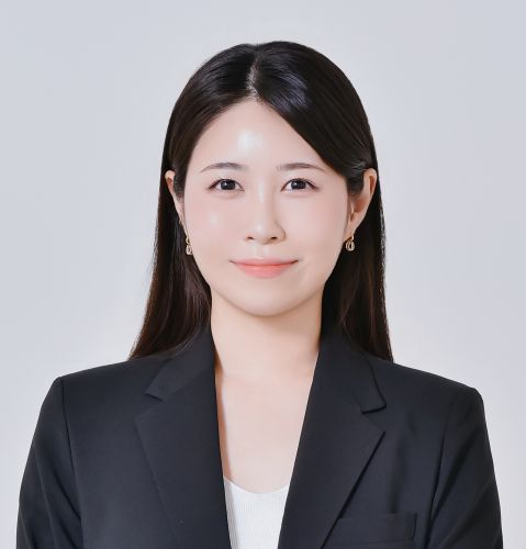 Jennys Headshot (1)